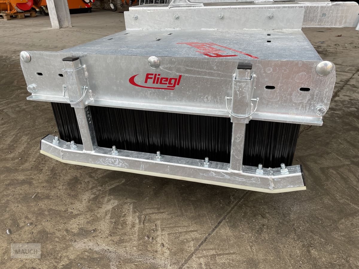 Ladeschaufel des Typs Fliegl Kehrbürste, Schiebebesen 2500mm mit Euro, Neumaschine in Burgkirchen (Bild 3)