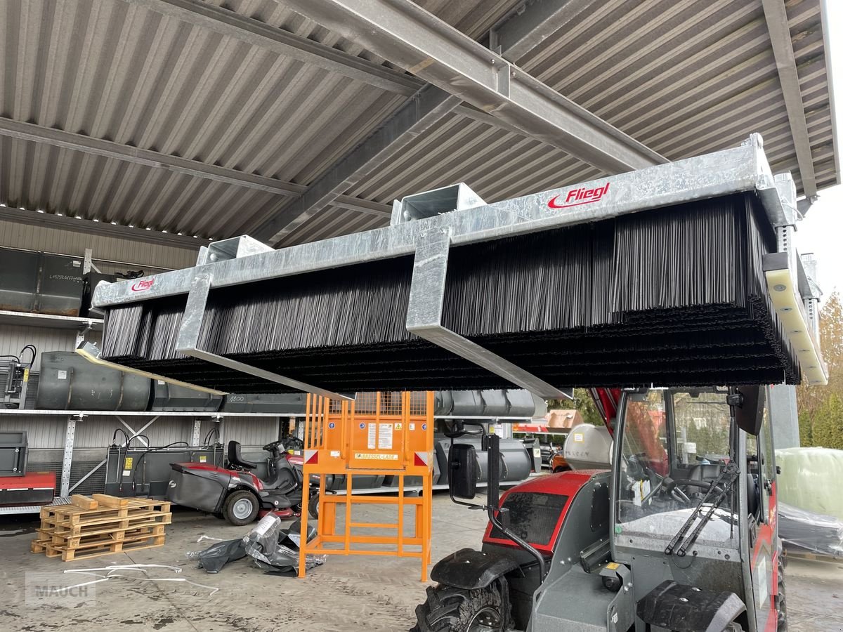 Ladeschaufel des Typs Fliegl Kehrbürste, Schiebebesen 2500mm mit Euro, Neumaschine in Burgkirchen (Bild 2)