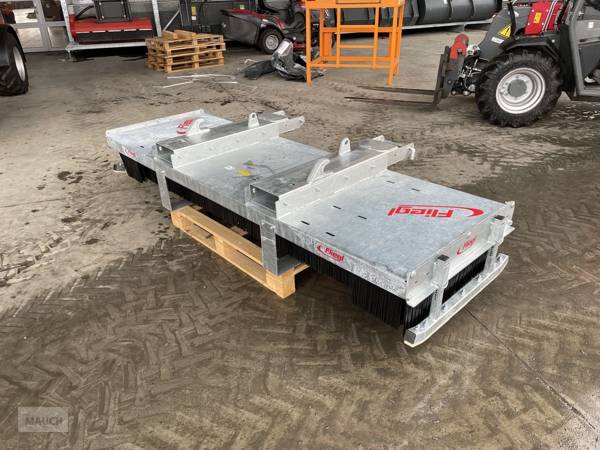Ladeschaufel des Typs Fliegl Kehrbürste, Schiebebesen 2500mm mit Euro, Neumaschine in Burgkirchen (Bild 5)