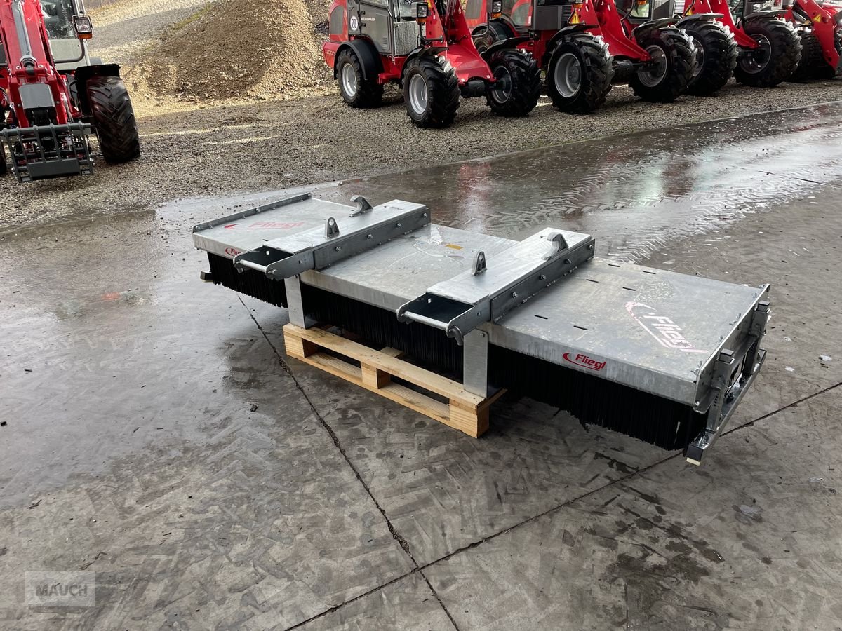 Ladeschaufel des Typs Fliegl Kehrbürste, Schiebebesen 2500mm mit Euro, Neumaschine in Burgkirchen (Bild 10)