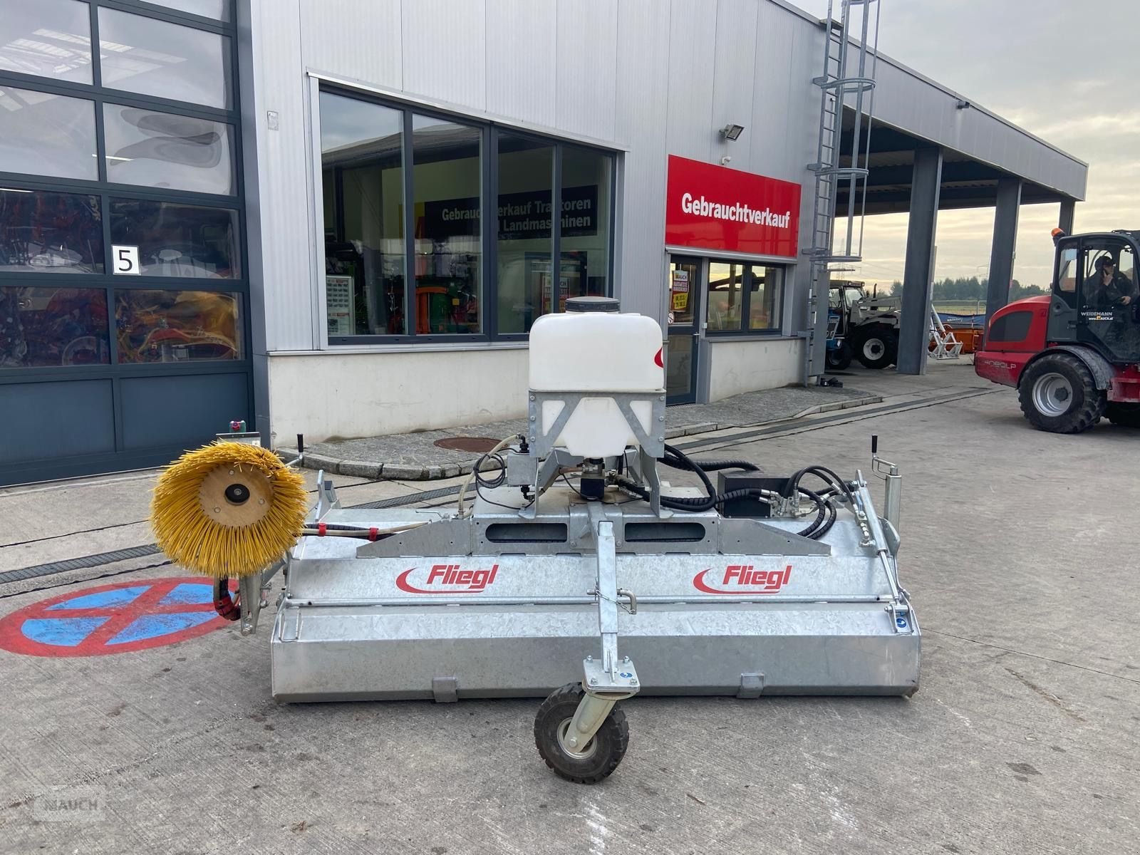 Ladeschaufel des Typs Fliegl Kehrmaschine 2300mm Dreipunkt Kat 2, Gebrauchtmaschine in Burgkirchen (Bild 1)