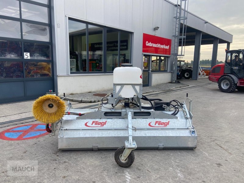 Ladeschaufel des Typs Fliegl Kehrmaschine 2300mm Dreipunkt Kat 2, Gebrauchtmaschine in Burgkirchen (Bild 1)