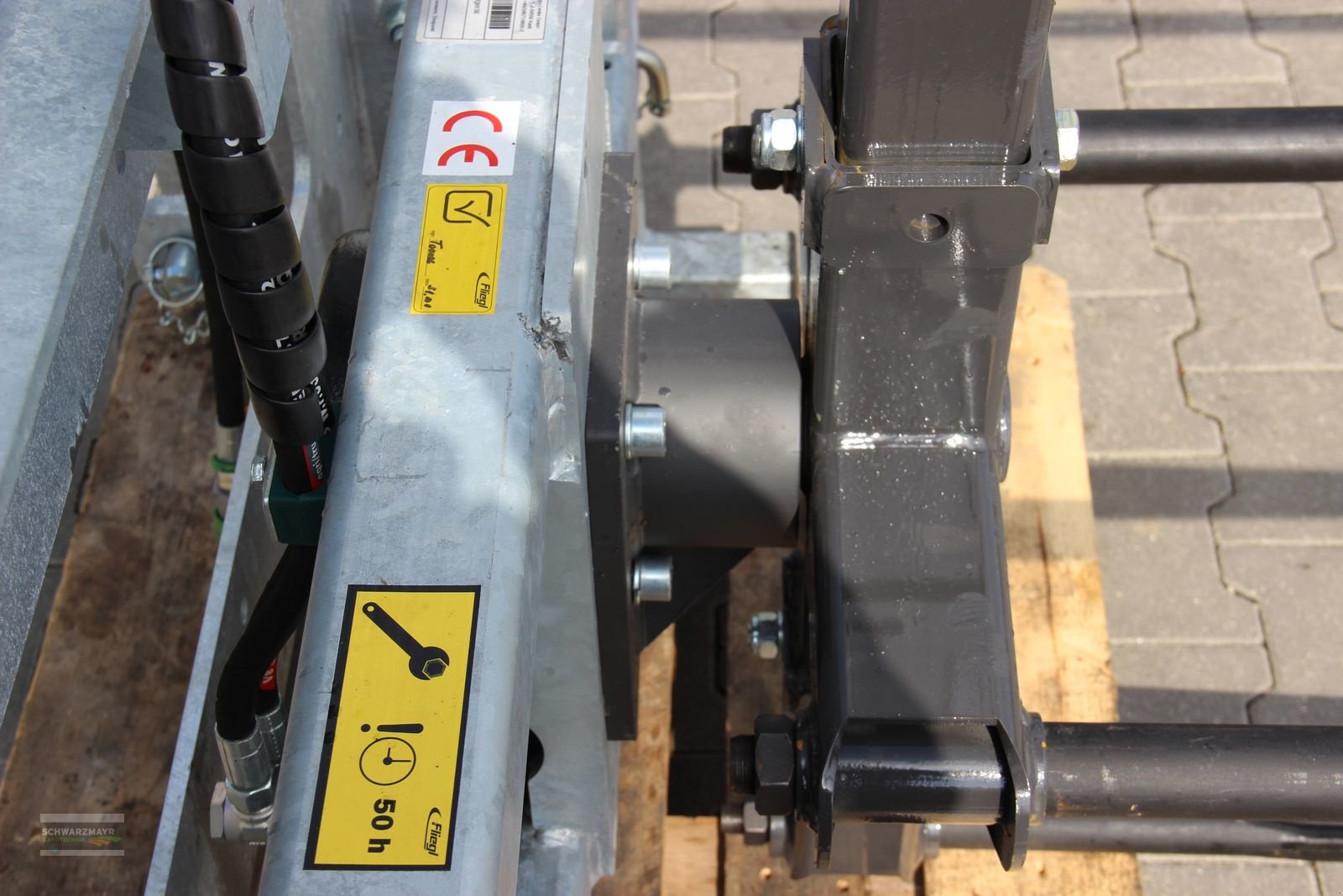 Ladeschaufel des Typs Fliegl Rundballenabwickler, Neumaschine in Gampern (Bild 5)