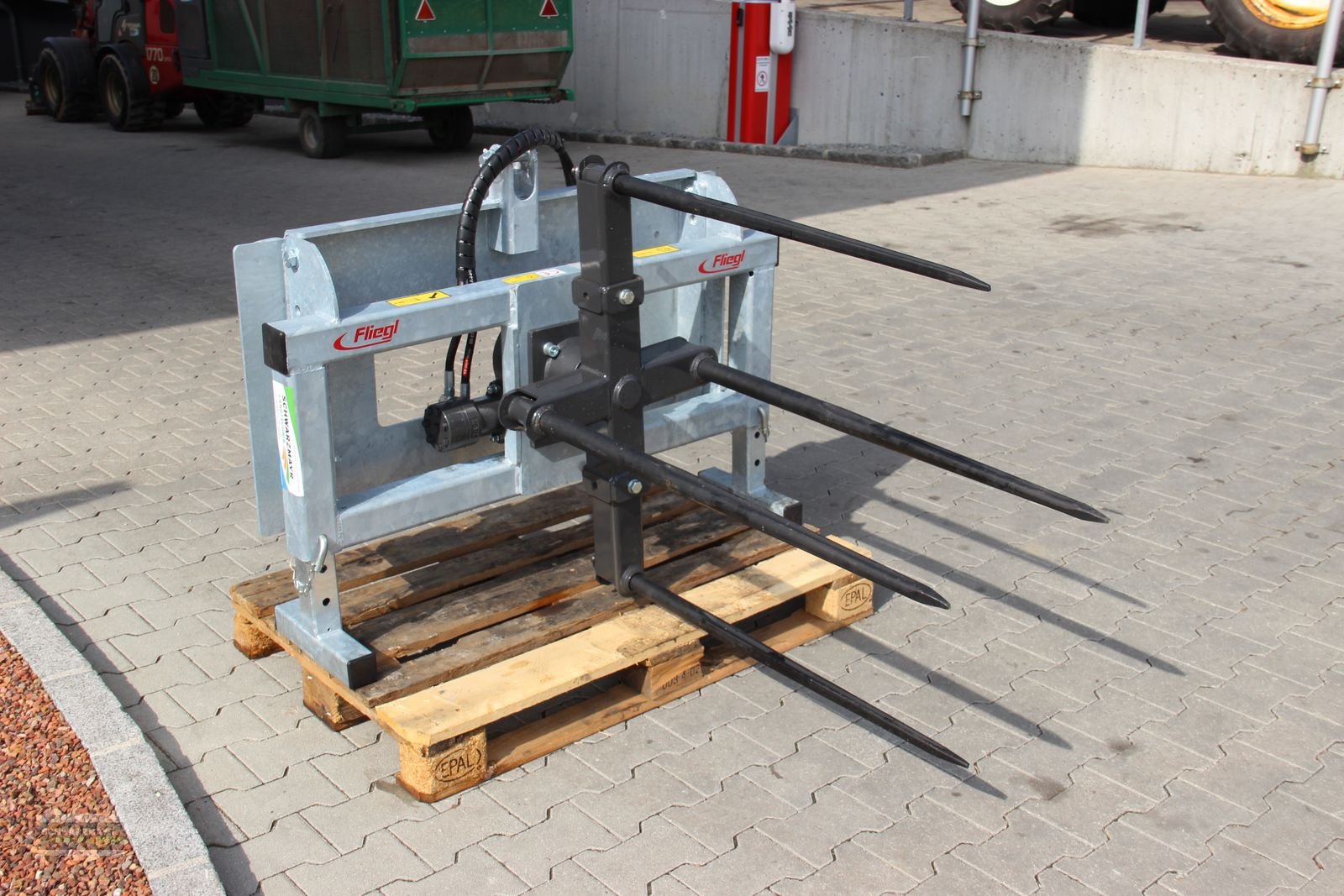 Ladeschaufel des Typs Fliegl Rundballenabwickler, Neumaschine in Gampern (Bild 1)