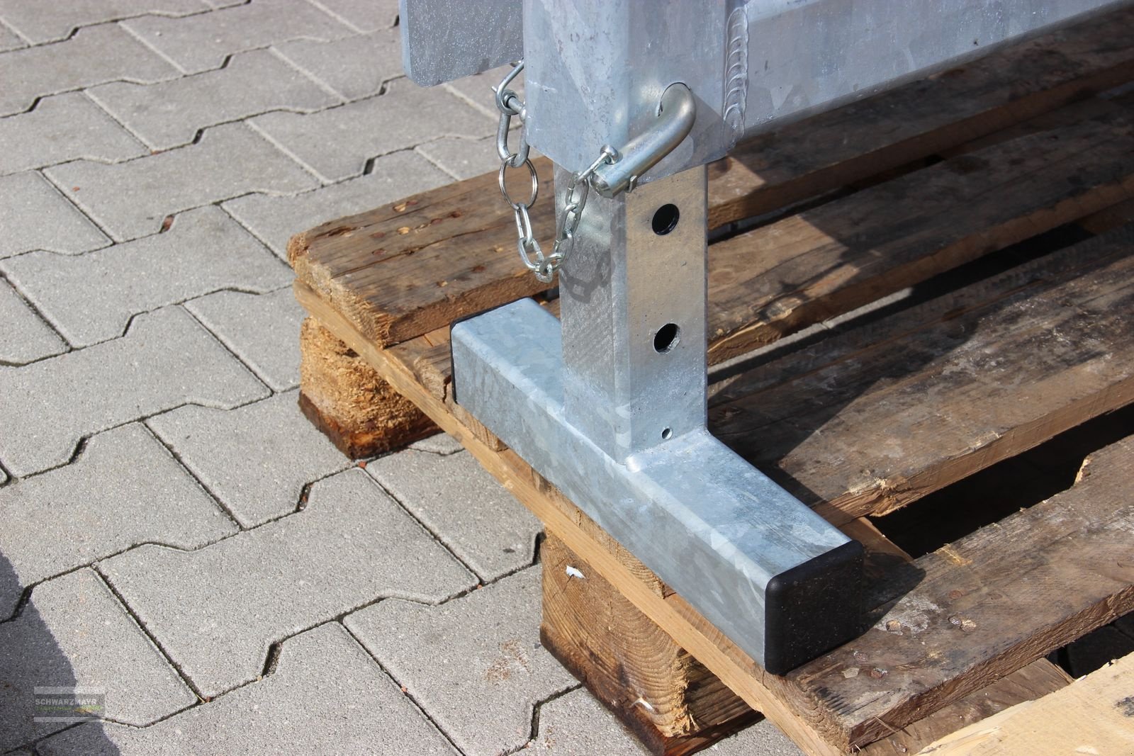 Ladeschaufel des Typs Fliegl Rundballenabwickler, Neumaschine in Gampern (Bild 9)