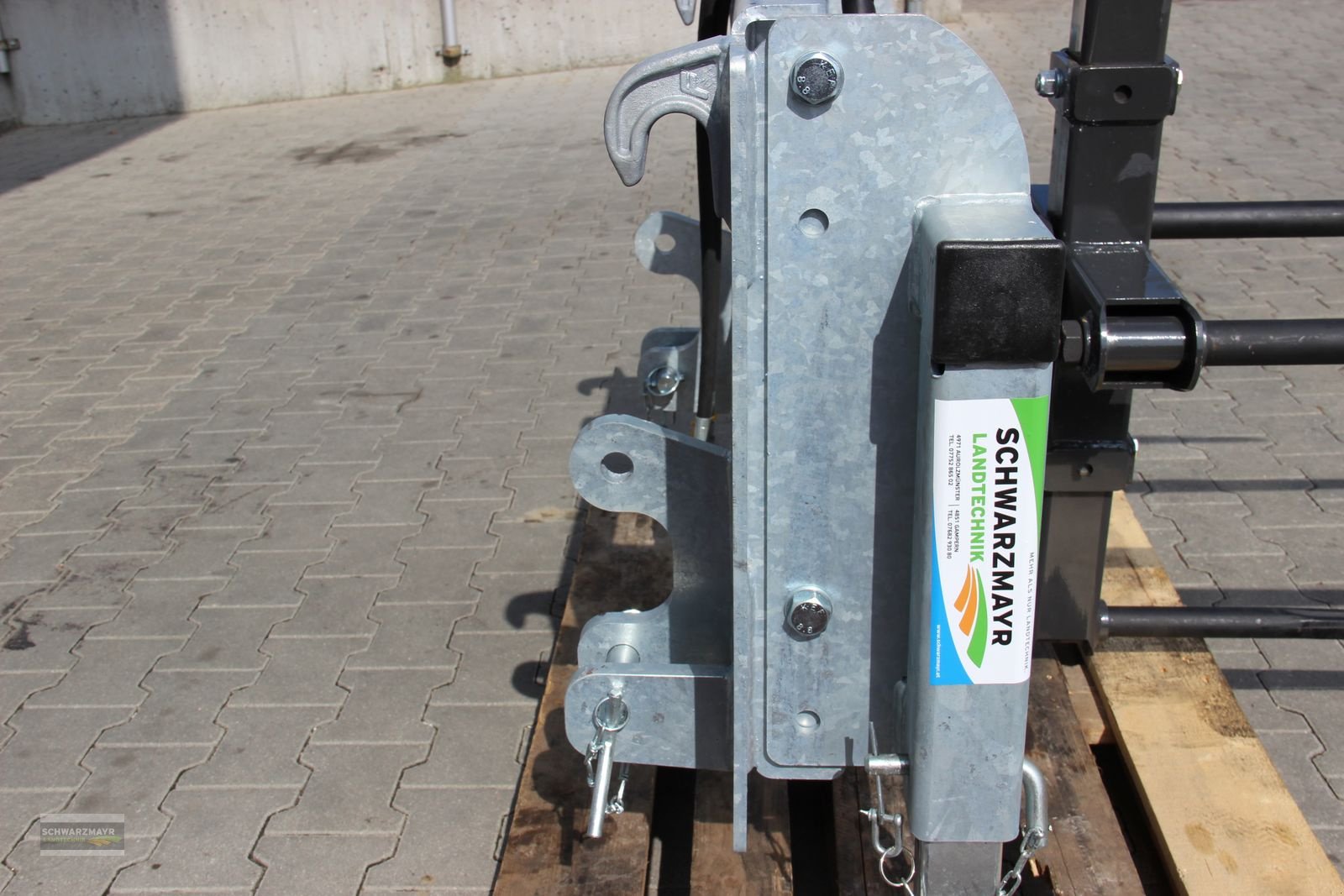 Ladeschaufel des Typs Fliegl Rundballenabwickler, Neumaschine in Gampern (Bild 8)