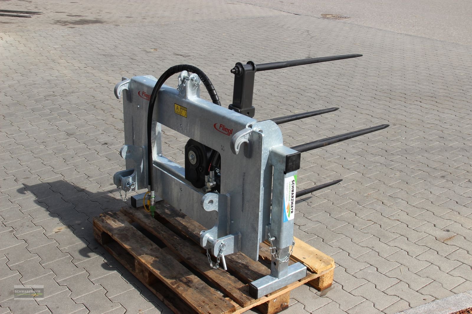 Ladeschaufel des Typs Fliegl Rundballenabwickler, Neumaschine in Gampern (Bild 4)