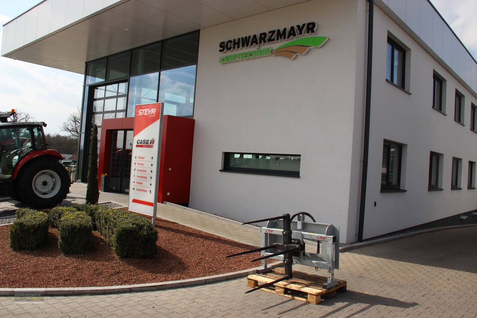 Ladeschaufel des Typs Fliegl Rundballenabwickler, Neumaschine in Gampern (Bild 2)