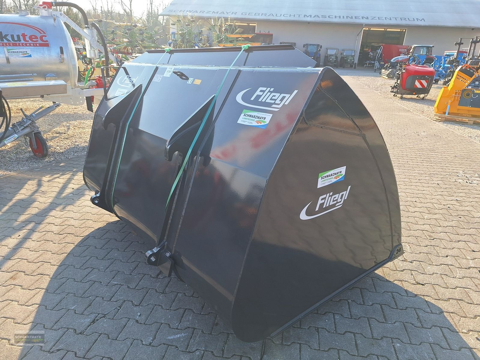 Ladeschaufel des Typs Fliegl Schüttgutschaufel 24, Neumaschine in Gampern (Bild 3)