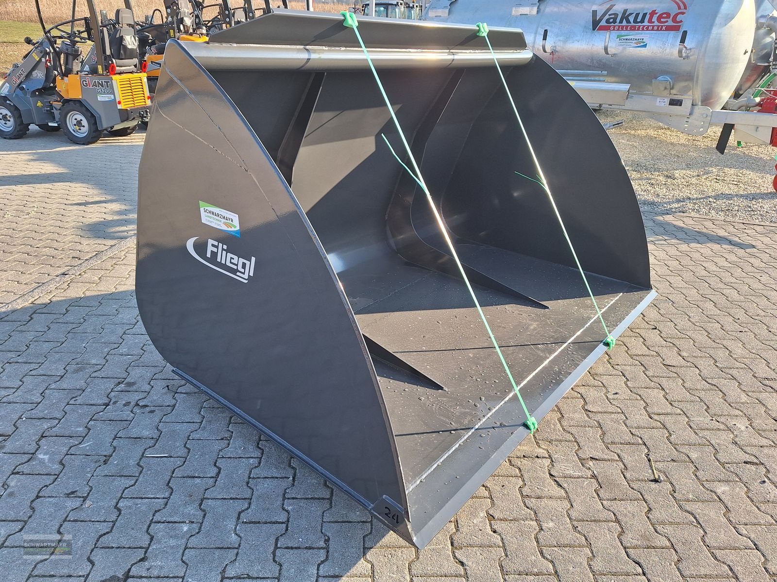 Ladeschaufel des Typs Fliegl Schüttgutschaufel 24, Neumaschine in Gampern (Bild 4)