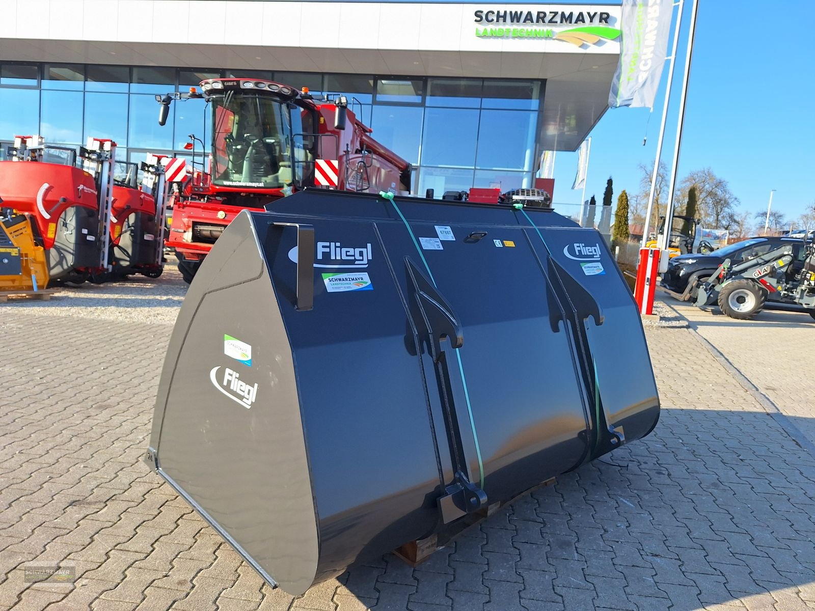 Ladeschaufel des Typs Fliegl Schüttgutschaufel 24, Neumaschine in Gampern (Bild 1)