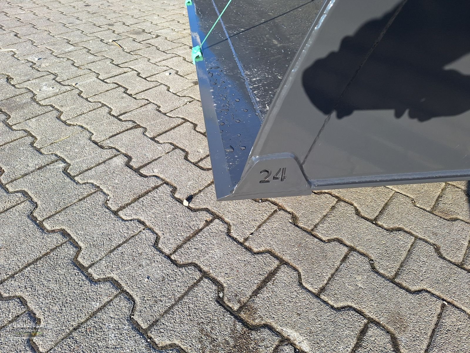 Ladeschaufel des Typs Fliegl Schüttgutschaufel 24, Neumaschine in Gampern (Bild 10)