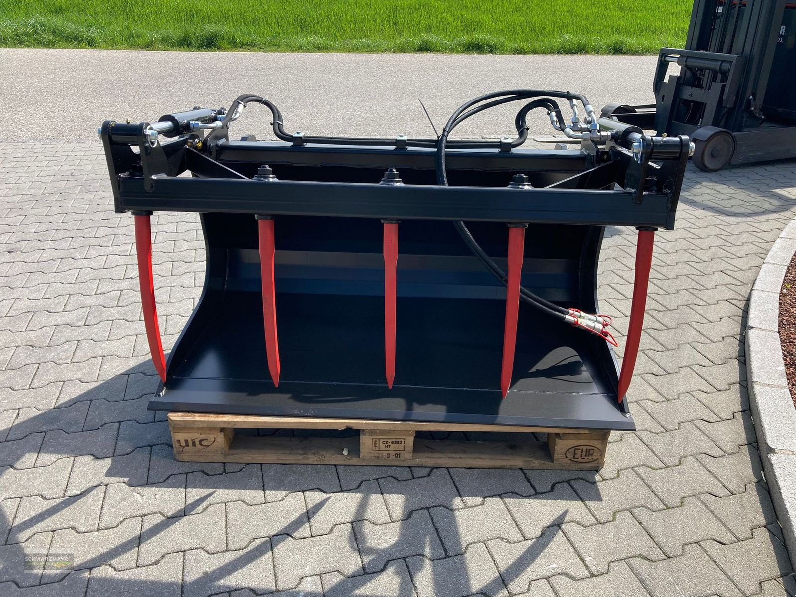 Ladeschaufel des Typs GiANT Dung-Silageschaufel 1300mm, Neumaschine in Aurolzmünster (Bild 5)