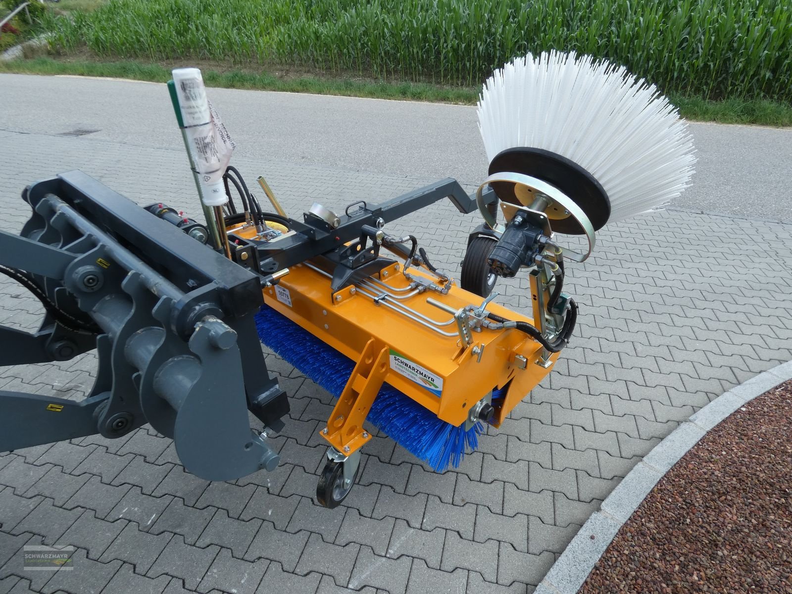 Ladeschaufel des Typs GiANT Kehrmaschine 1350 Eu, Neumaschine in Aurolzmünster (Bild 7)