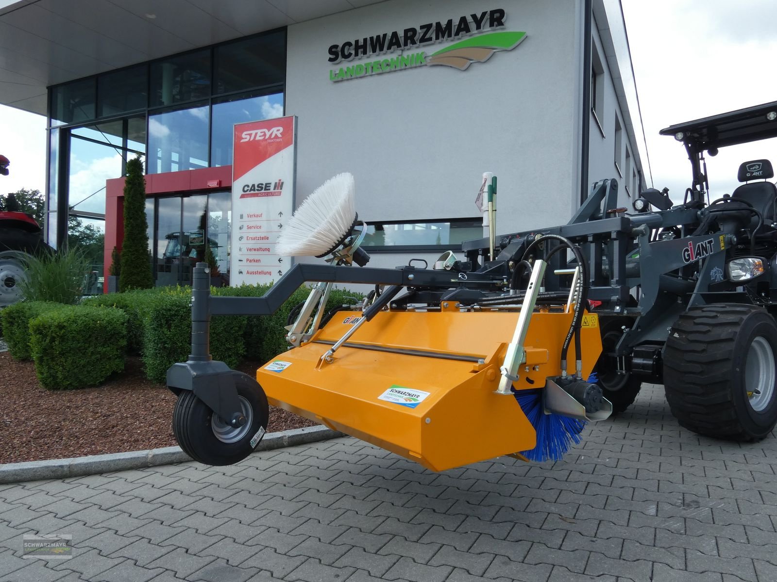 Ladeschaufel des Typs GiANT Kehrmaschine 1350 Eu, Neumaschine in Aurolzmünster (Bild 1)