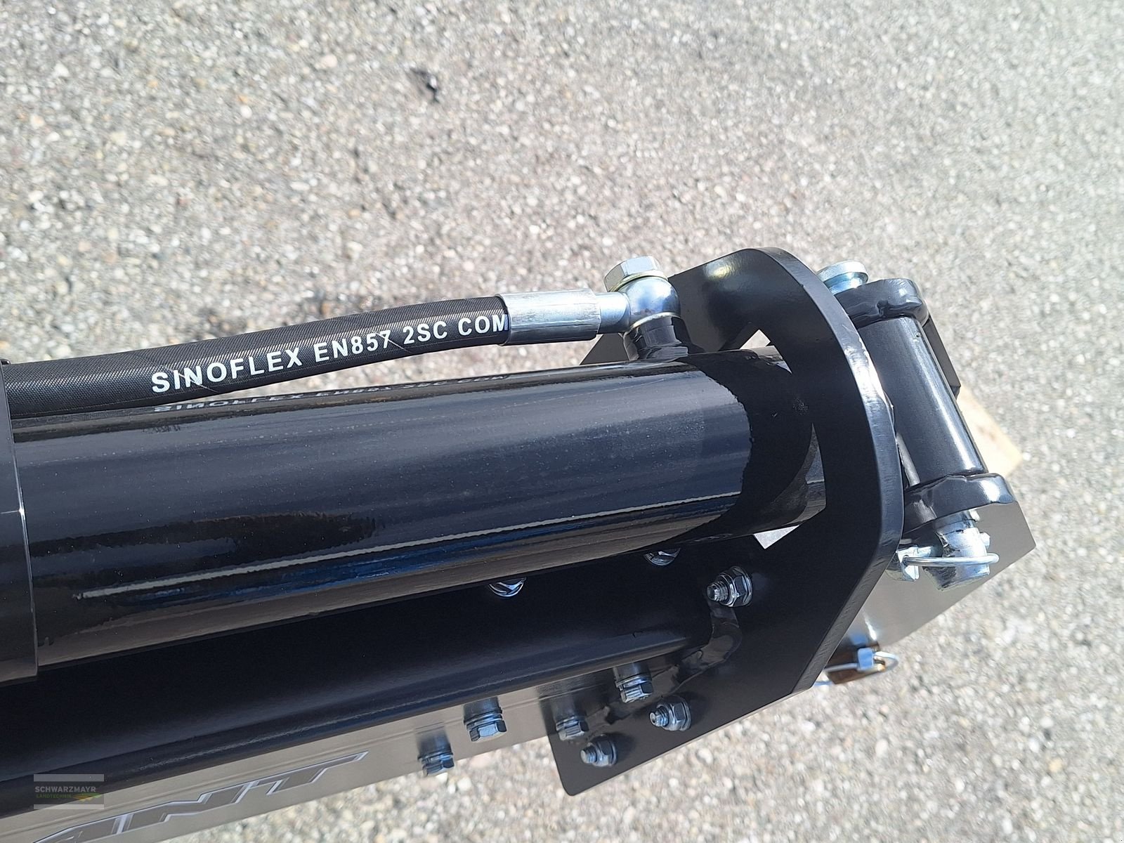 Ladeschaufel des Typs GiANT Kranarm 2400/1600kg, Neumaschine in Aurolzmünster (Bild 7)