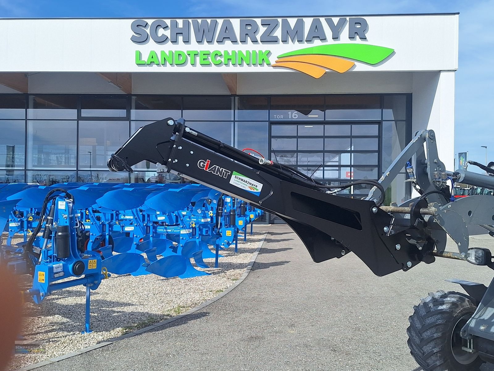 Ladeschaufel des Typs GiANT Kranarm 2400/1600kg, Neumaschine in Aurolzmünster (Bild 1)