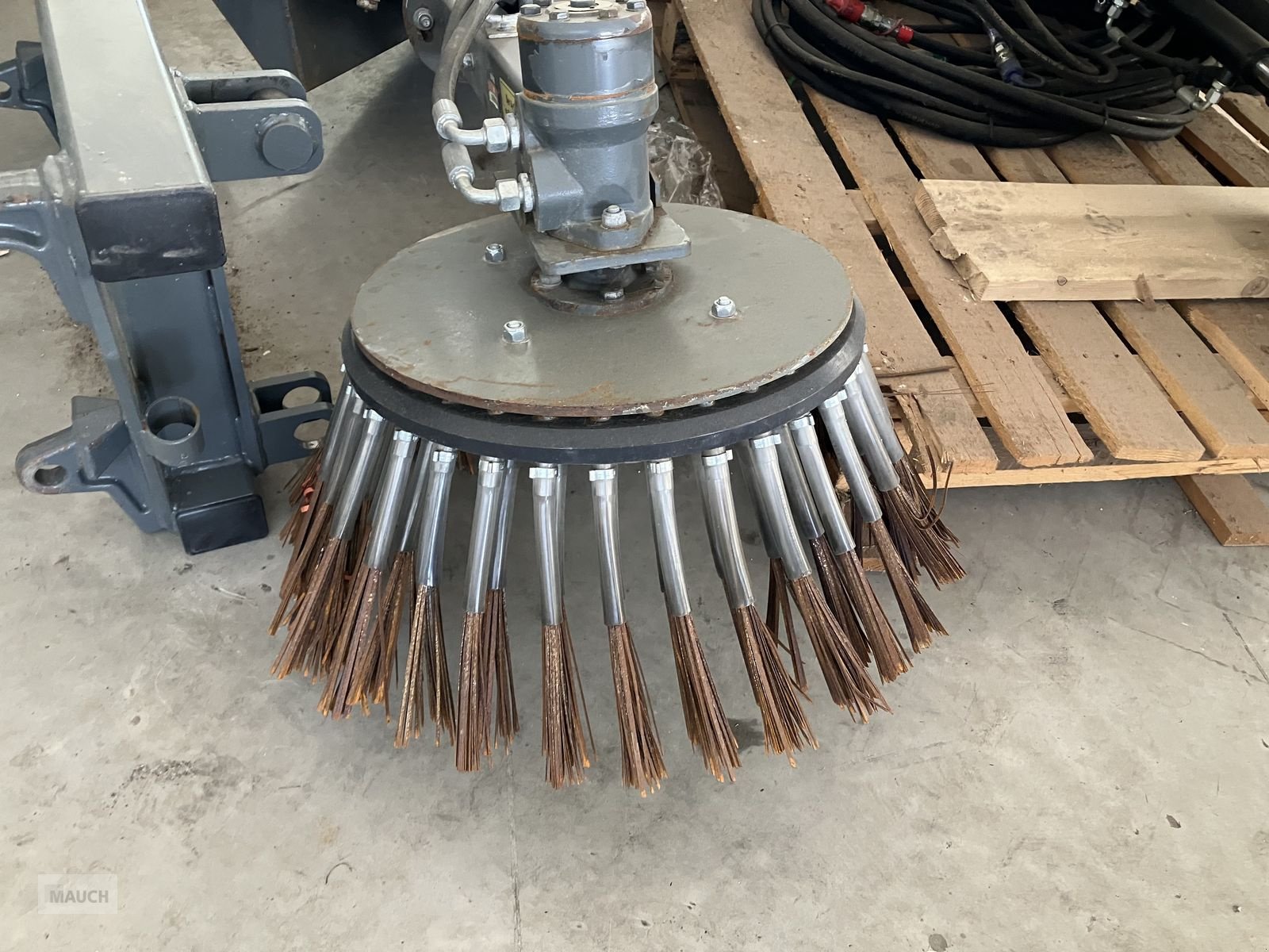 Ladeschaufel typu Mehrtens Wildkrautbesen Vorführer, Vorführmaschine v Burgkirchen (Obrázek 2)