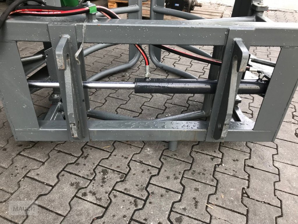Ladeschaufel des Typs Sonstige Ballenzange / Rundballenzange, Neumaschine in Burgkirchen (Bild 3)