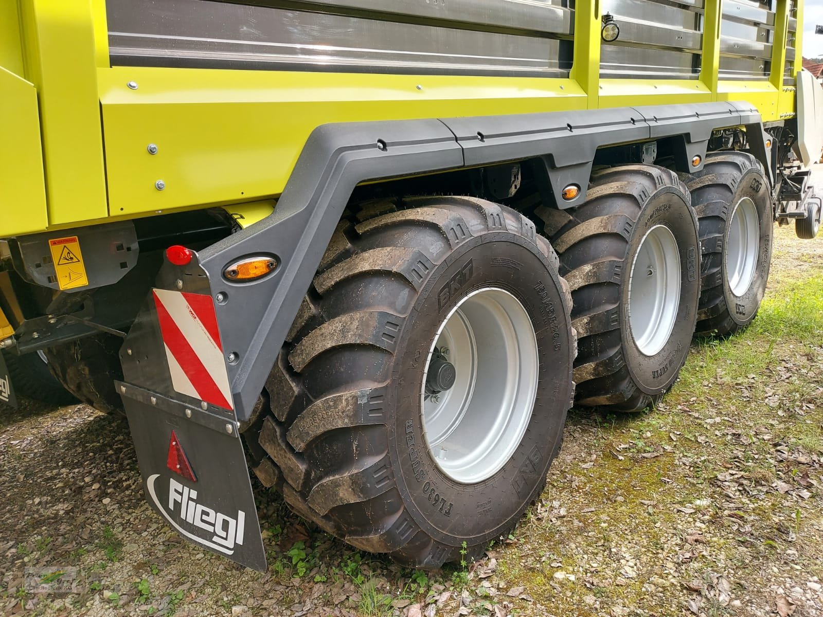 Ladewagen des Typs Fliegl Cargos 8500 Tridem, Neumaschine in Pegnitz-Bronn (Bild 7)