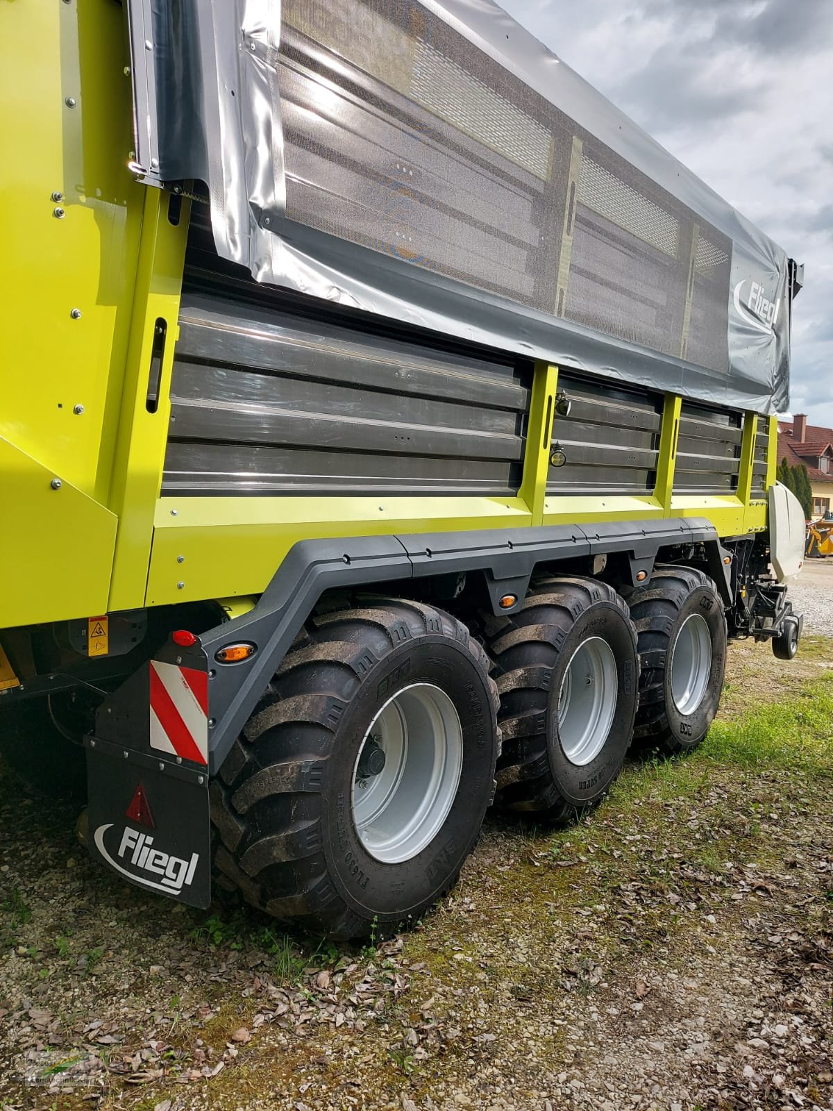 Ladewagen des Typs Fliegl Cargos 8500 Tridem, Neumaschine in Pegnitz-Bronn (Bild 9)