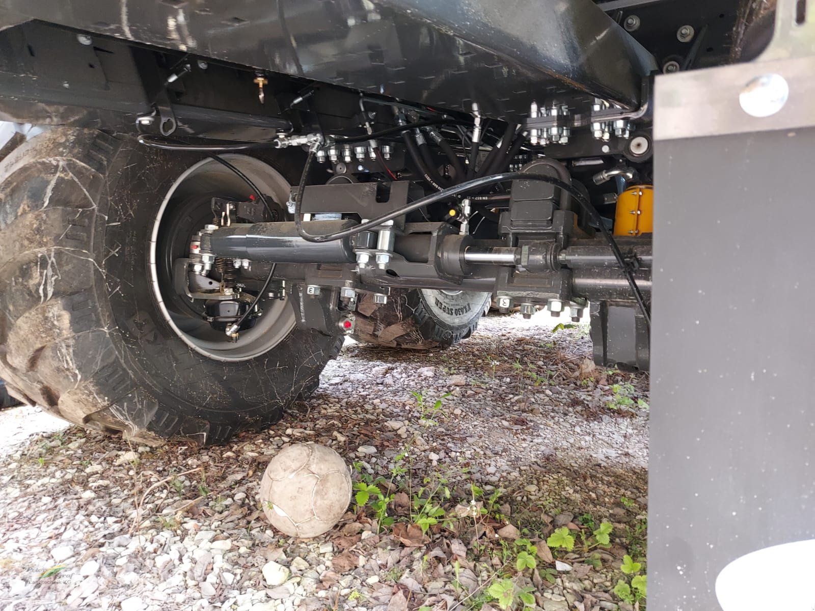 Ladewagen des Typs Fliegl Cargos 8500 Tridem, Neumaschine in Pegnitz-Bronn (Bild 12)