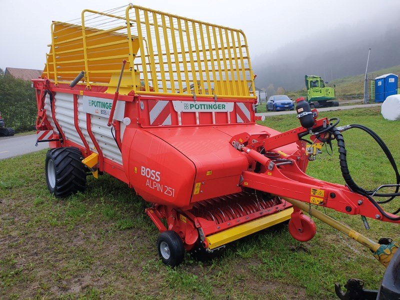 Ladewagen des Typs Pöttinger Boss Alpin 251, Neumaschine in Egg (Bild 2)