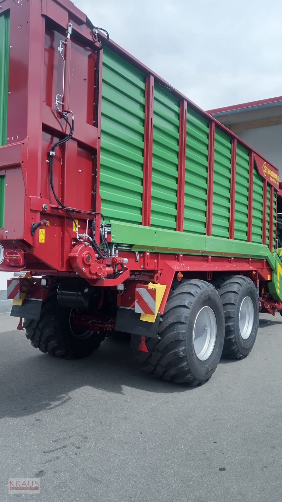 Ladewagen des Typs Strautmann Giga-Vitesse 4001, Neumaschine in Geiersthal (Bild 3)