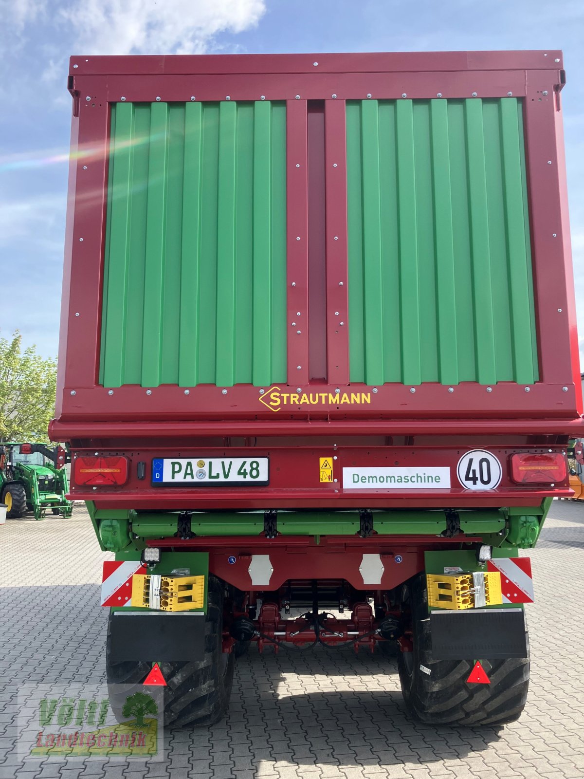 Ladewagen des Typs Strautmann Magnon CFS 8-410, Neumaschine in Hutthurm bei Passau (Bild 10)