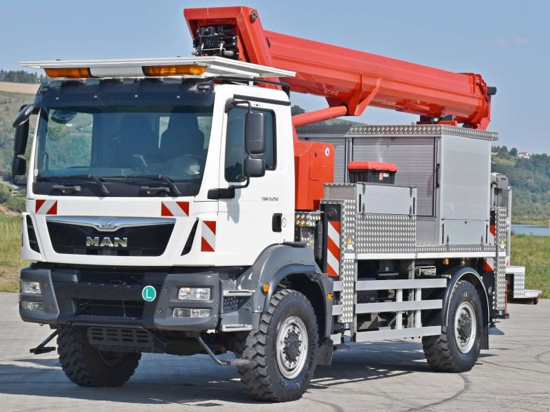 LKW-Arbeitsbühne типа MAN TGM 13.250 Hubarbeitsbühne 33 m * 4x4 *, Gebrauchtmaschine в Lengerich (Фотография 1)