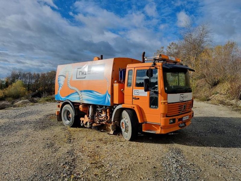 LKW des Typs Volvo FL 6 mit Boschung SB7000 Kehrmaschine, Gebrauchtmaschine in Brunn an der Wild (Bild 1)