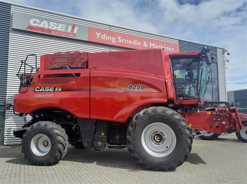 Mähdrescher des Typs Case IH 8250 Axial-Flow 8250 med 35 fod varioskærebord, Gebrauchtmaschine in Horsens (Bild 2)