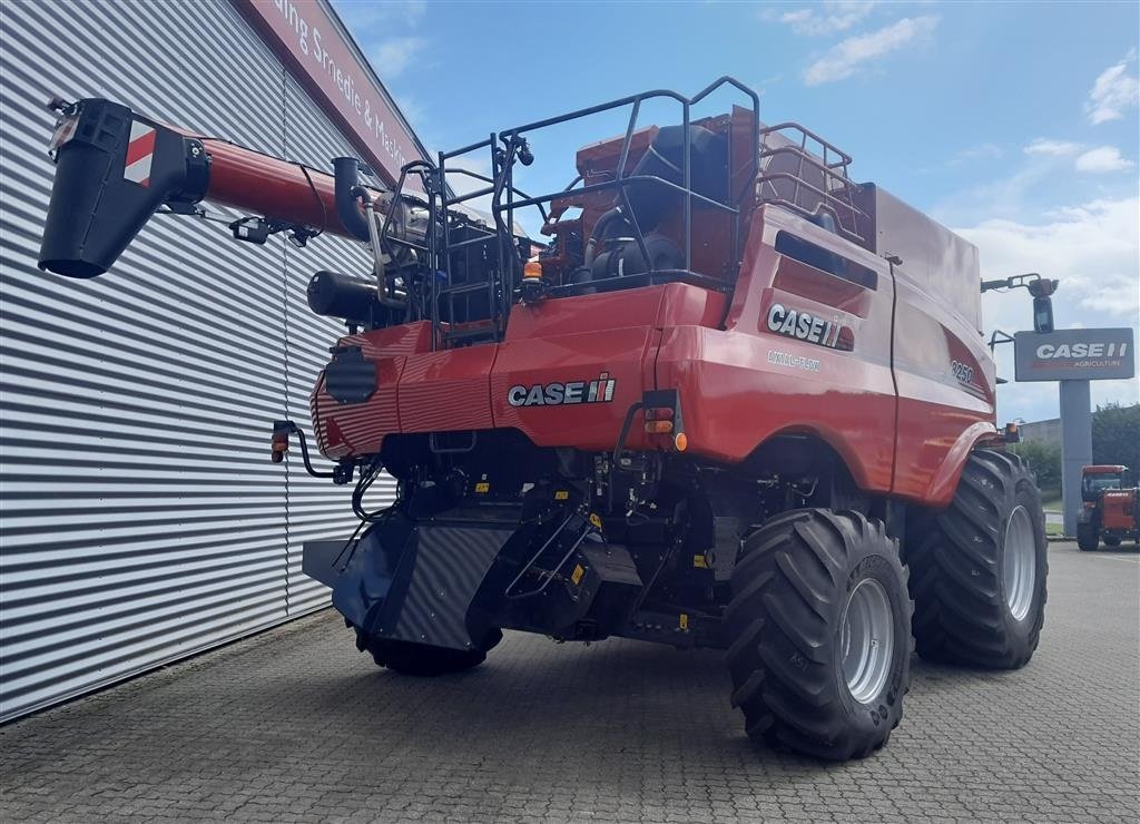 Mähdrescher des Typs Case IH 8250 Axial-Flow 8250 med 35 fod varioskærebord, Gebrauchtmaschine in Horsens (Bild 3)