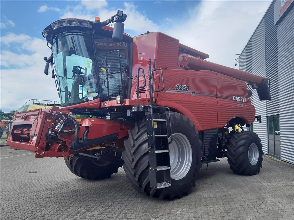 Mähdrescher des Typs Case IH 8250 Axial-Flow 8250 med 35 fod varioskærebord, Gebrauchtmaschine in Horsens (Bild 4)