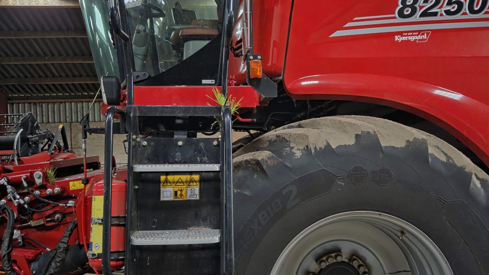 Mähdrescher of the type Case IH 8250 Axial-Flow med 35fod Varicut skærebord. Dansk maskine, Gebrauchtmaschine in Lintrup (Picture 2)