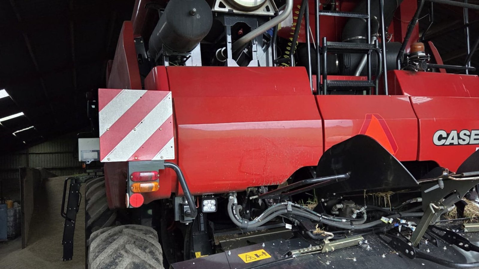 Mähdrescher of the type Case IH 8250 Axial-Flow med 35fod Varicut skærebord. Dansk maskine, Gebrauchtmaschine in Lintrup (Picture 12)