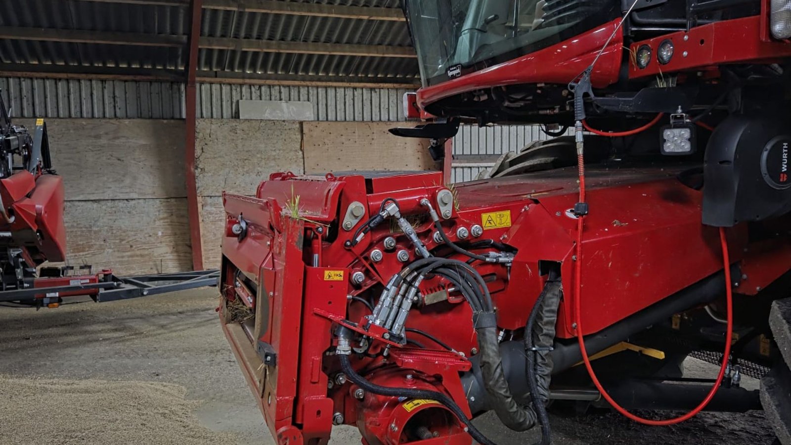 Mähdrescher of the type Case IH 8250 Axial-Flow med 35fod Varicut skærebord. Dansk maskine, Gebrauchtmaschine in Lintrup (Picture 11)