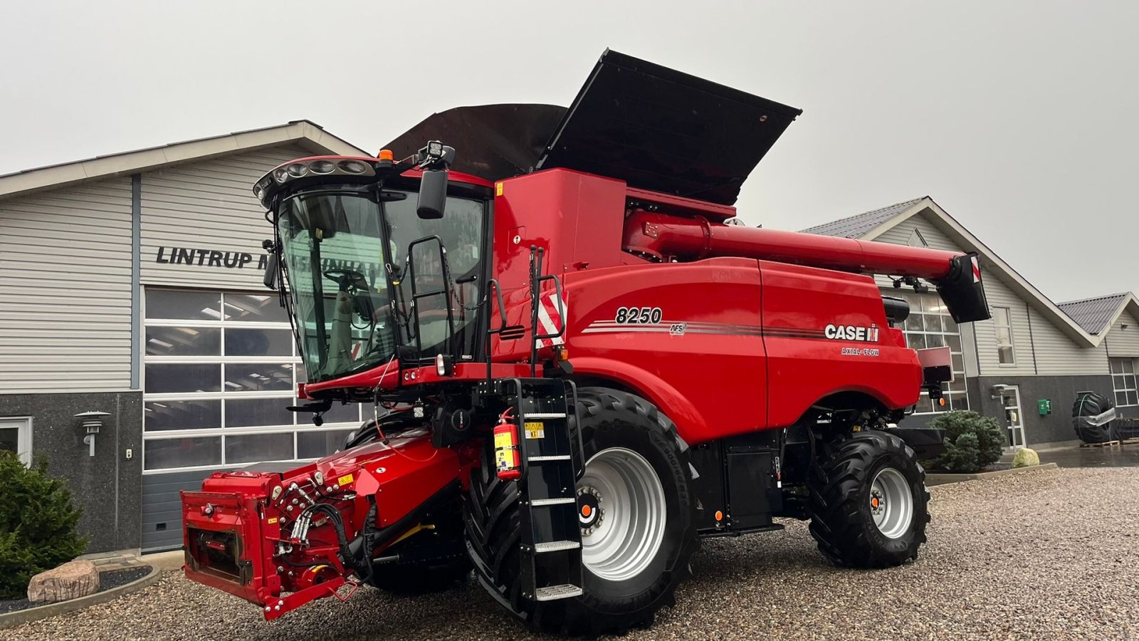 Mähdrescher от тип Case IH 8250 Axial-Flow med 35fod Varicut skærebord. Dansk maskine, Gebrauchtmaschine в Lintrup (Снимка 1)