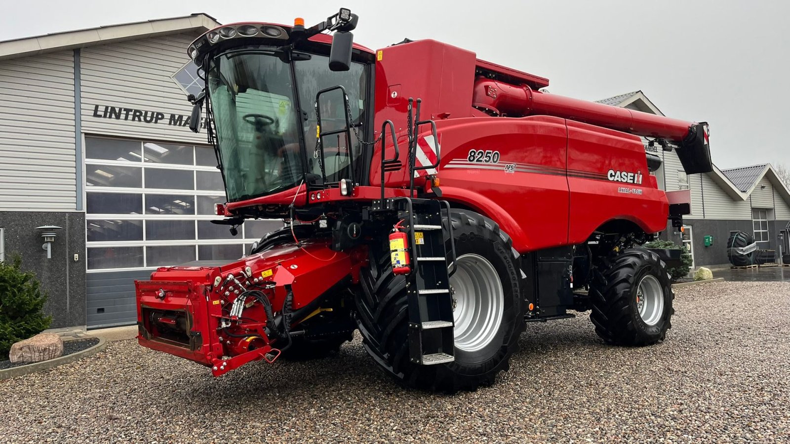 Mähdrescher от тип Case IH 8250 Axial-Flow med 35fod Varicut skærebord. Dansk maskine, Gebrauchtmaschine в Lintrup (Снимка 11)
