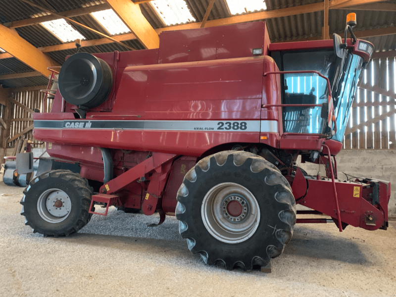 Mähdrescher du type Case IH AXIAL 2388, Gebrauchtmaschine en TREMEUR (Photo 1)
