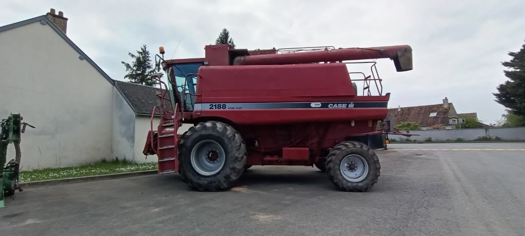 Mähdrescher of the type Case IH AXIAL FLOW 2188, Gebrauchtmaschine in NEUVILLE AUX BOIS (Picture 1)