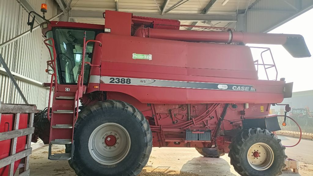 Mähdrescher del tipo Case IH AXIAL-FLOW 2388 X-CLUSIVE, Gebrauchtmaschine In NEUVILLE AUX BOIS (Immagine 2)