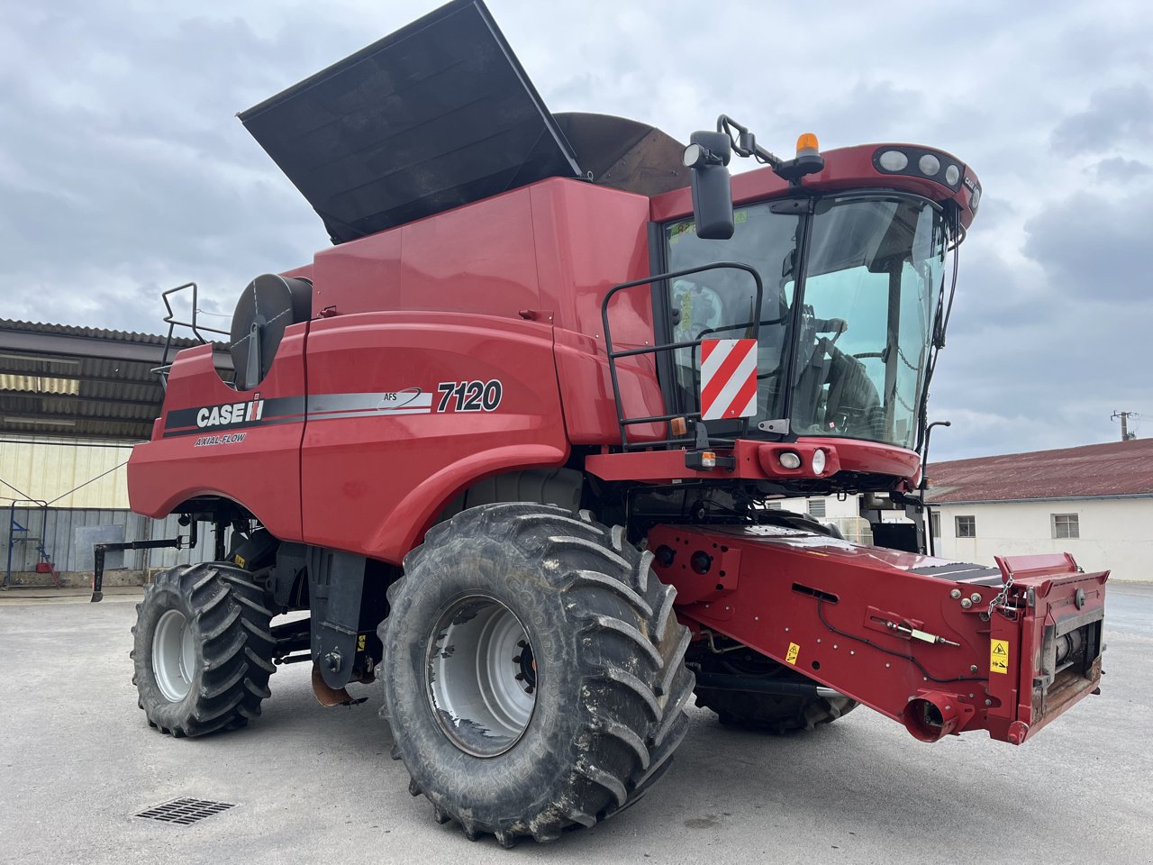 Mähdrescher of the type Case IH AXIAL-FLOW 7120, Gebrauchtmaschine in VERT TOULON (Picture 2)