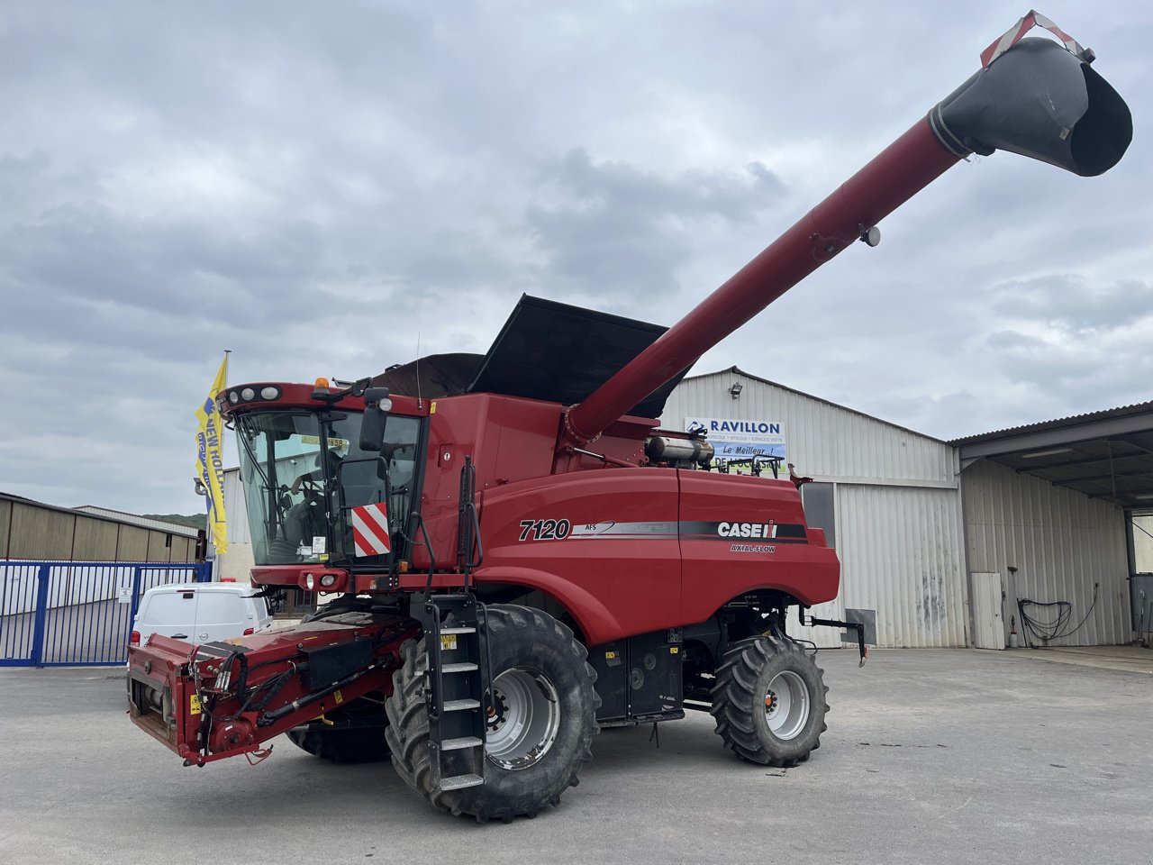 Mähdrescher of the type Case IH AXIAL-FLOW 7120, Gebrauchtmaschine in VERT TOULON (Picture 1)