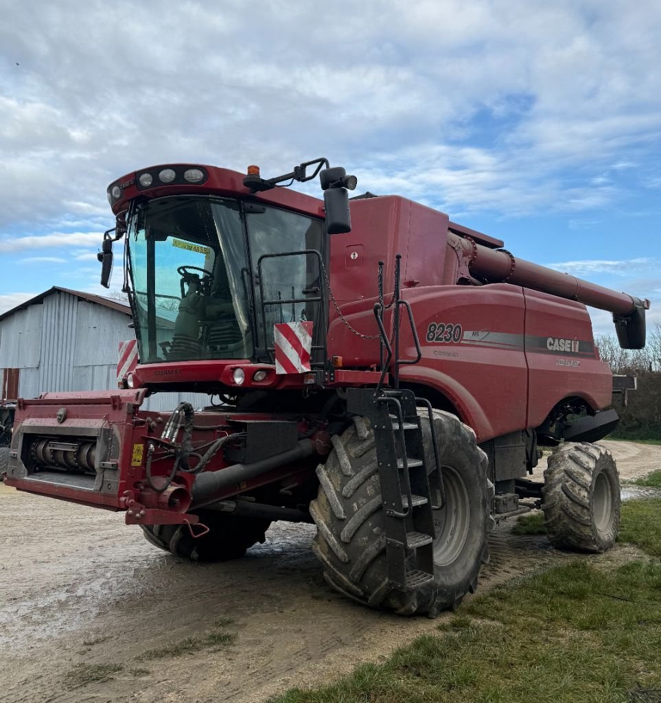 Mähdrescher du type Case IH AXIAL-FLOW 8230, Gebrauchtmaschine en Brabant-le-Roi (Photo 2)