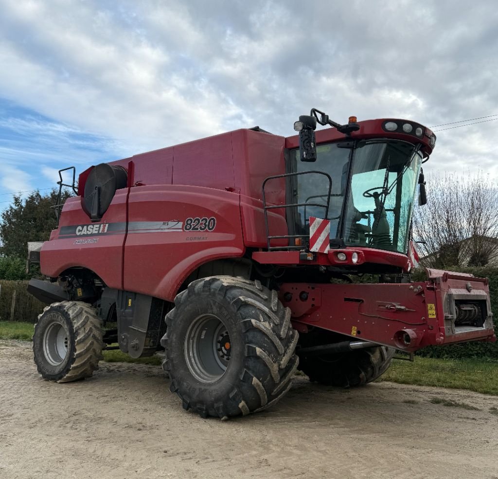 Mähdrescher du type Case IH AXIAL-FLOW 8230, Gebrauchtmaschine en Brabant-le-Roi (Photo 1)