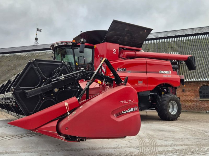 Mähdrescher za tip Case IH Axial Flow 8250 8250 4WD med 35 fod 3050 skærebord, Gebrauchtmaschine u Viborg