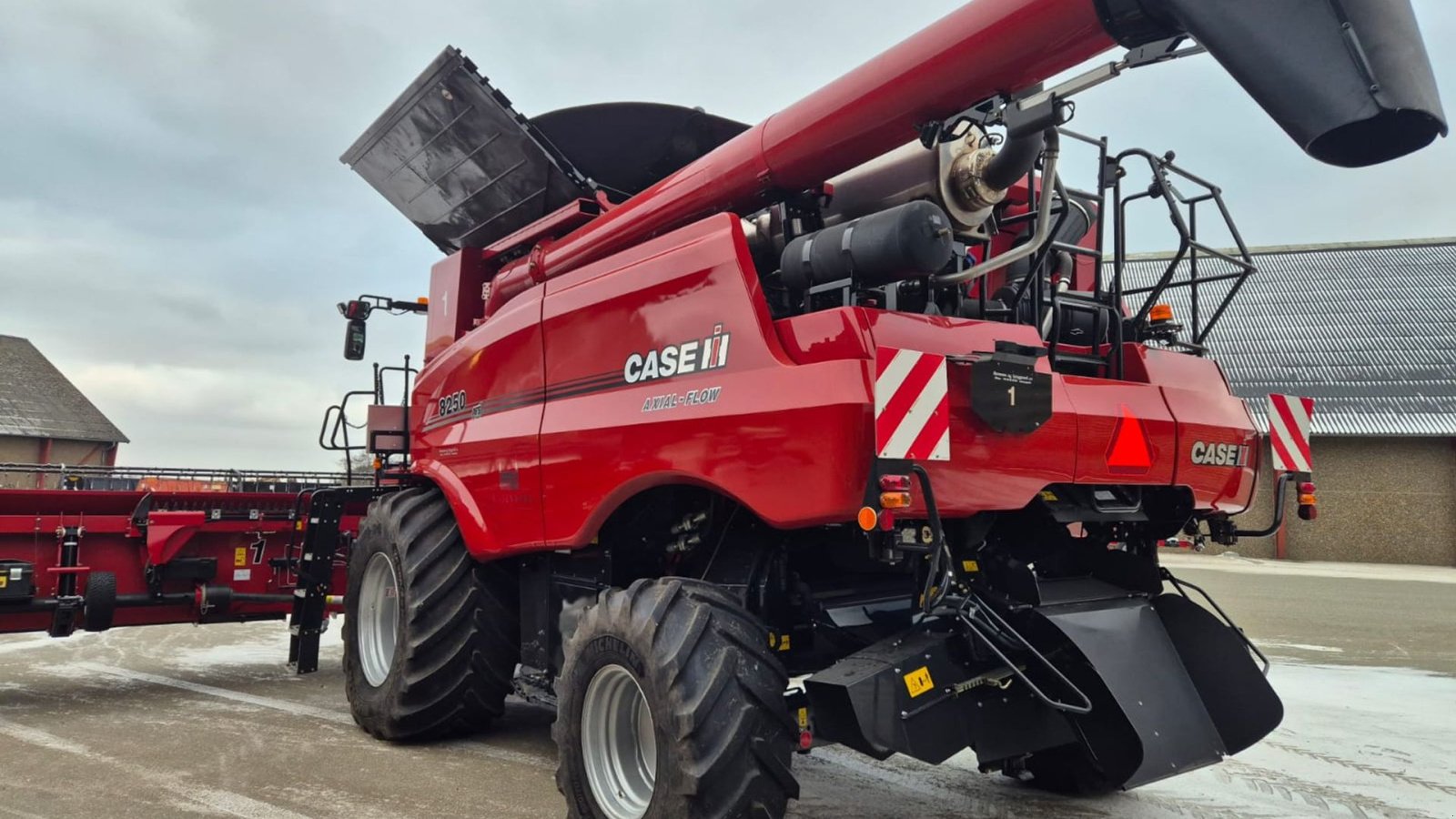 Mähdrescher del tipo Case IH Axial Flow 8250 8250 inkl. 35 fod skærebord og 4-hjulet vogn, Gebrauchtmaschine In Viborg (Immagine 3)
