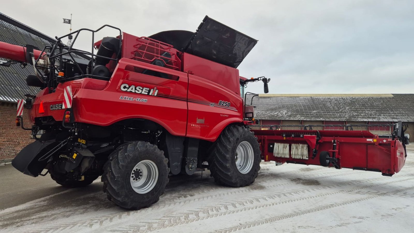 Mähdrescher del tipo Case IH Axial Flow 8250 8250 inkl. 35 fod skærebord og 4-hjulet vogn, Gebrauchtmaschine In Viborg (Immagine 8)