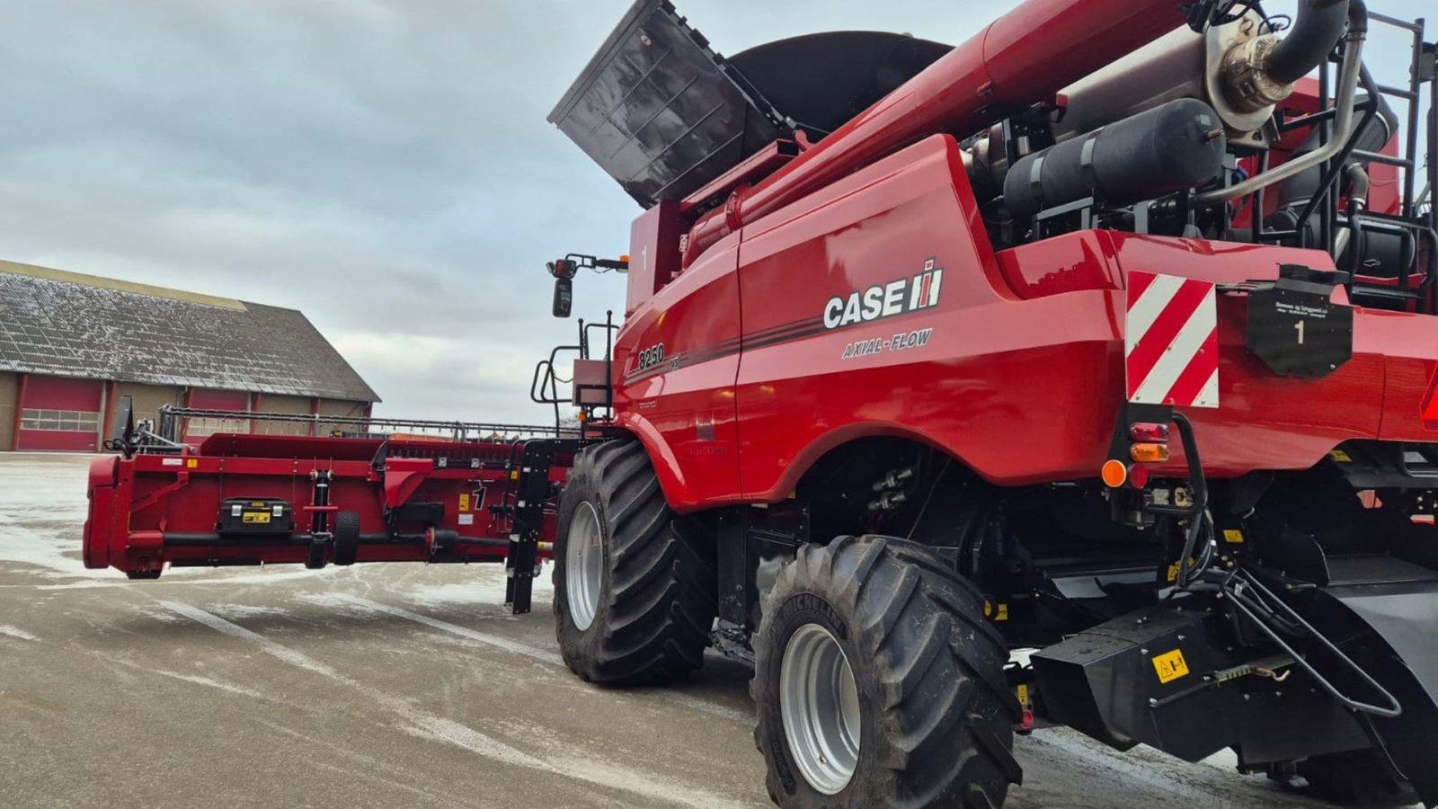 Mähdrescher del tipo Case IH Axial Flow 8250 8250 inkl. 35 fod skærebord og 4-hjulet vogn, Gebrauchtmaschine In Viborg (Immagine 5)